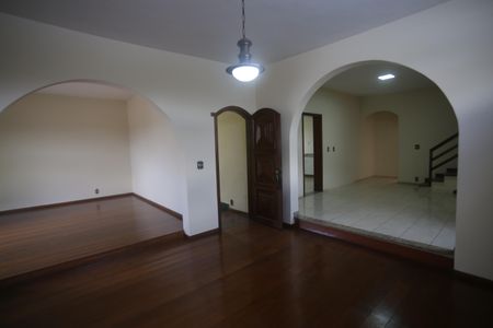 Casa para alugar com 328m², 5 quartos e 2 vagasSala