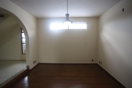 Casa para alugar com 328m², 5 quartos e 2 vagasSala