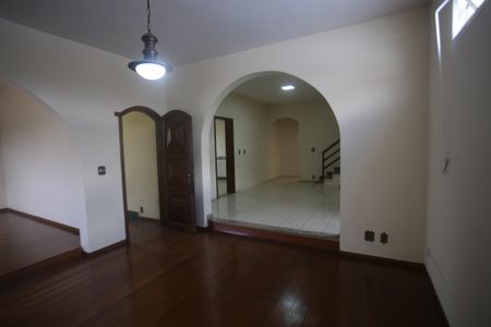 Casa para alugar com 328m², 5 quartos e 2 vagasSala