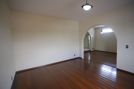 Casa para alugar com 328m², 5 quartos e 2 vagasSala