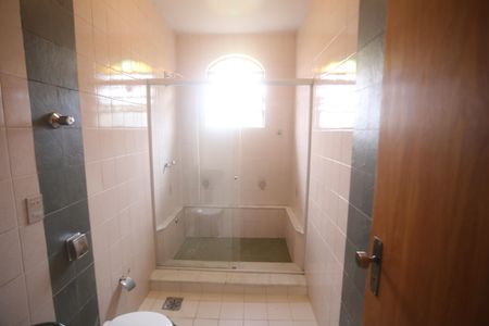 Casa para alugar com 328m², 5 quartos e 2 vagasBanheiro 2