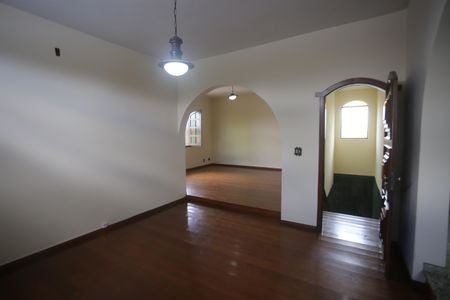 Casa para alugar com 328m², 5 quartos e 2 vagasSala