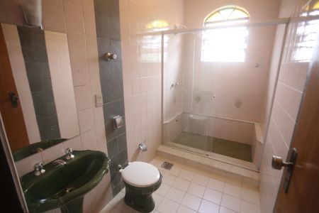 Casa para alugar com 328m², 5 quartos e 2 vagasBanheiro 2