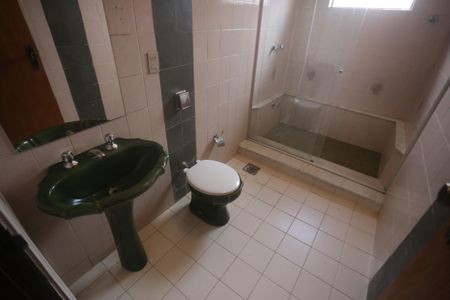 Casa para alugar com 328m², 5 quartos e 2 vagasBanheiro 2