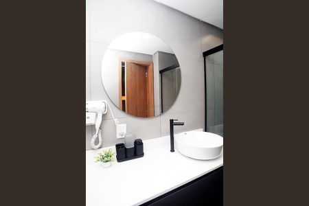 Banheiro de kitnet/studio para alugar com 1 quarto, 28m² em Cidade Baixa, Porto Alegre