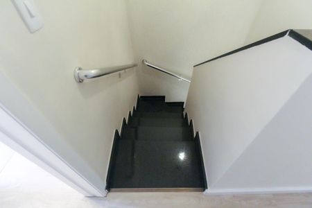 Casa de condomínio à venda com 68m², 2 quartos e 1 vagaEscada