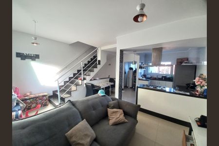 Sala de casa para alugar com 3 quartos, 117m² em Vila Cascatinha, São Vicente