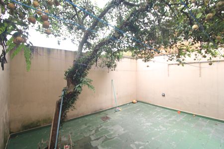 Casa à venda com 115m², 2 quartos e 2 vagasFundos da casa