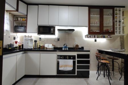 Casa de condomínio para alugar com 323m², 5 quartos e 3 vagas Casa de condomínio para alugar com 323m², 5 quartos e 3 vagasCozinha - Armários