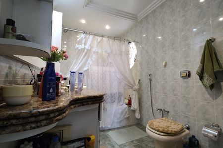 Casa de condomínio para alugar com 323m², 5 quartos e 3 vagas Casa de condomínio para alugar com 323m², 5 quartos e 3 vagasBanheiro da Suíte 2