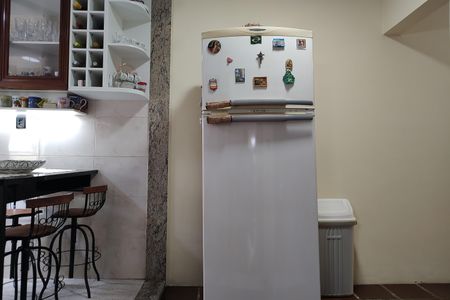 Casa de condomínio para alugar com 323m², 5 quartos e 3 vagas Casa de condomínio para alugar com 323m², 5 quartos e 3 vagasCozinha - Armários