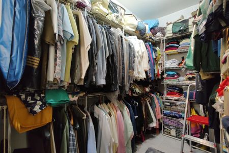 Casa de condomínio para alugar com 323m², 5 quartos e 3 vagas Casa de condomínio para alugar com 323m², 5 quartos e 3 vagasCloset da suíte 2