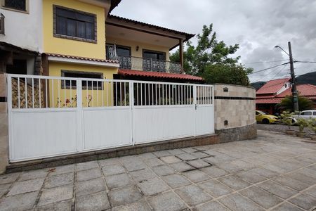 Casa de condomínio para alugar com 323m², 5 quartos e 3 vagas Casa de condomínio para alugar com 323m², 5 quartos e 3 vagasFachada