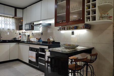 Casa de condomínio para alugar com 323m², 5 quartos e 3 vagas Casa de condomínio para alugar com 323m², 5 quartos e 3 vagasCozinha - Armários