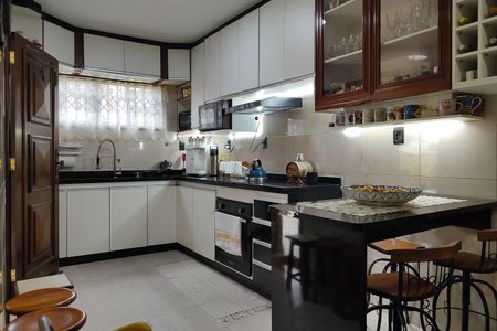 Casa de condomínio para alugar com 323m², 5 quartos e 3 vagas Casa de condomínio para alugar com 323m², 5 quartos e 3 vagasCozinha - Armários