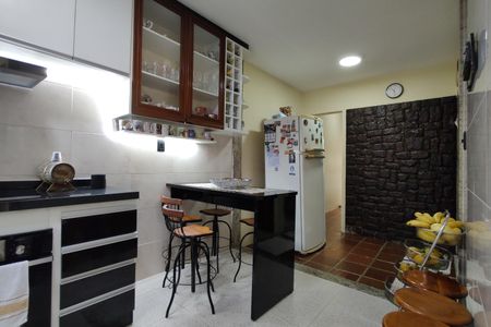 Casa de condomínio para alugar com 323m², 5 quartos e 3 vagas Casa de condomínio para alugar com 323m², 5 quartos e 3 vagasCozinha - Armários