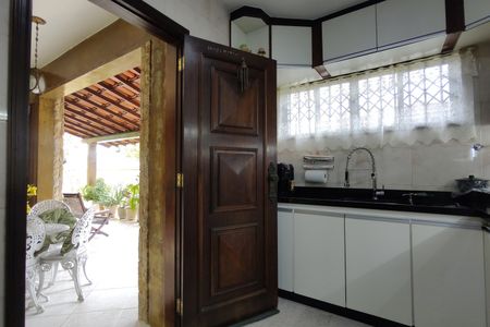 Casa de condomínio para alugar com 323m², 5 quartos e 3 vagas Casa de condomínio para alugar com 323m², 5 quartos e 3 vagasCozinha - Armários