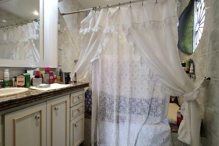 Casa de condomínio para alugar com 323m², 5 quartos e 3 vagas Casa de condomínio para alugar com 323m², 5 quartos e 3 vagasBanheiro da Suíte 2