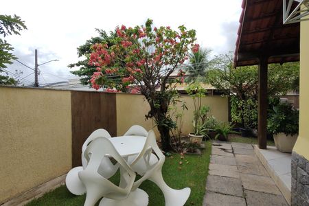 Casa de condomínio para alugar com 323m², 5 quartos e 3 vagas Casa de condomínio para alugar com 323m², 5 quartos e 3 vagasQuintal