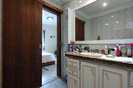 Casa de condomínio para alugar com 323m², 5 quartos e 3 vagas Casa de condomínio para alugar com 323m², 5 quartos e 3 vagasBanheiro da Suíte 2