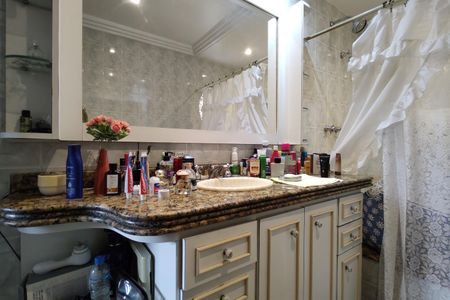 Casa de condomínio para alugar com 323m², 5 quartos e 3 vagas Casa de condomínio para alugar com 323m², 5 quartos e 3 vagasBanheiro da Suíte 2