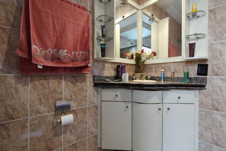 Casa de condomínio para alugar com 323m², 5 quartos e 3 vagas Casa de condomínio para alugar com 323m², 5 quartos e 3 vagasBanheiro Social 2