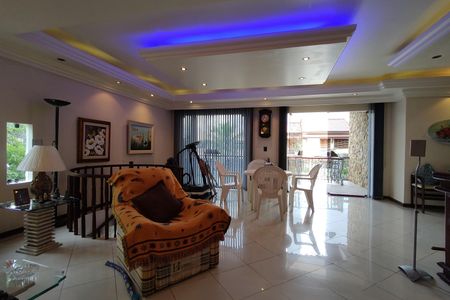 Casa de condomínio para alugar com 323m², 5 quartos e 3 vagas Casa de condomínio para alugar com 323m², 5 quartos e 3 vagasCobertura