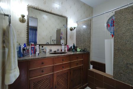 Casa de condomínio para alugar com 323m², 5 quartos e 3 vagas Casa de condomínio para alugar com 323m², 5 quartos e 3 vagasBanheiro da Suíte