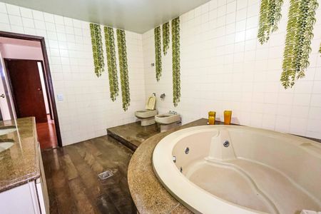 Casa à venda com 720m², 5 quartos e 10 vagasBanheiro da Suíte 1