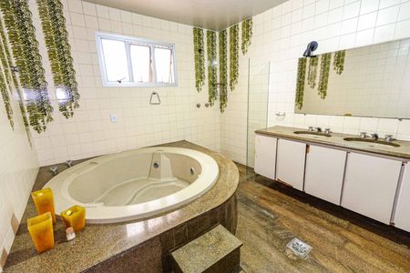 Casa à venda com 720m², 5 quartos e 10 vagasBanheiro da Suíte 1