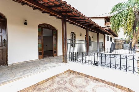 Casa à venda com 720m², 5 quartos e 10 vagasVaranda