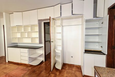 Casa à venda com 720m², 5 quartos e 10 vagasCozinha - Armários