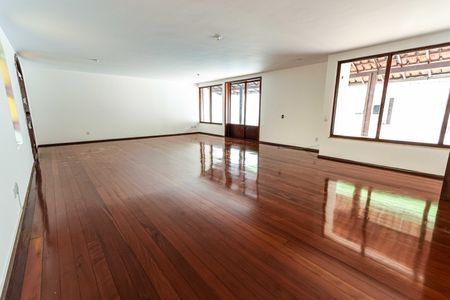 Casa à venda com 720m², 5 quartos e 10 vagasSala