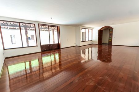 Casa à venda com 720m², 5 quartos e 10 vagasSala