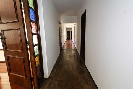 Casa à venda com 720m², 5 quartos e 10 vagasCorredor