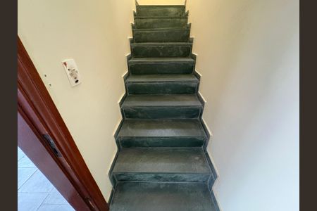 Casa à venda com 341m², 5 quartos e sem vagaEscada interna 