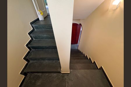 Casa à venda com 341m², 5 quartos e sem vagaEscada interna 