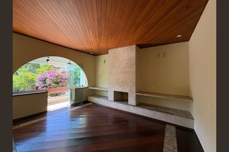 Casa à venda com 341m², 5 quartos e sem vagaSala de Lareira