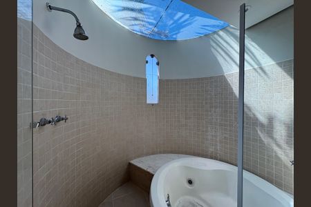 Casa à venda com 341m², 5 quartos e sem vagaBanheiro da Suíte Principal 
