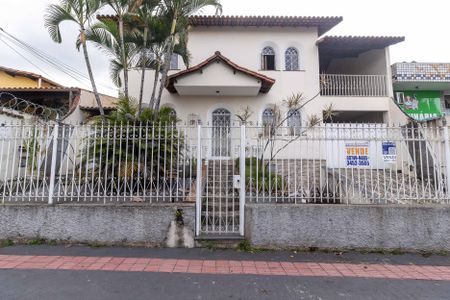 Casa à venda com 420m², 5 quartos e 8 vagasFachada