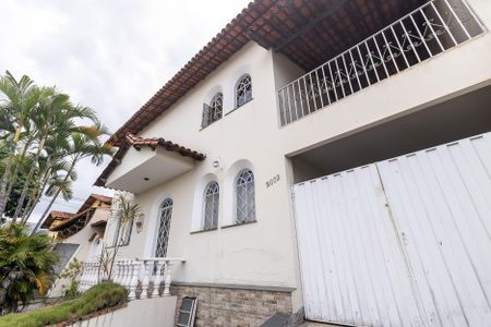 Casa à venda com 420m², 5 quartos e 8 vagasFachada