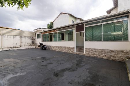 Casa à venda com 420m², 5 quartos e 8 vagasQuintal 