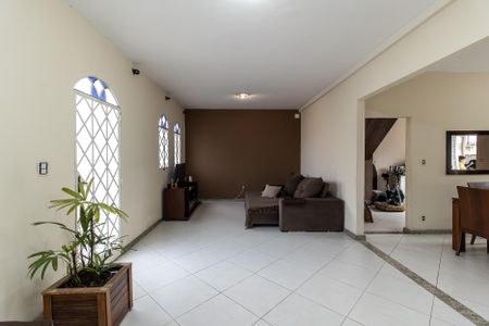 Casa à venda com 420m², 5 quartos e 8 vagasSala 