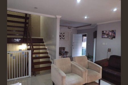 Casa de condomínio para alugar com 240m², 4 quartos e 4 vagasSala