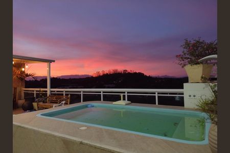 Casa de condomínio para alugar com 240m², 4 quartos e 4 vagasPiscina