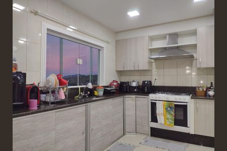 Casa de condomínio para alugar com 240m², 4 quartos e 4 vagasCozinha