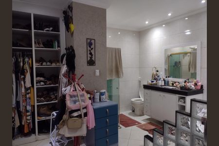 Casa de condomínio para alugar com 240m², 4 quartos e 4 vagasBanheiro