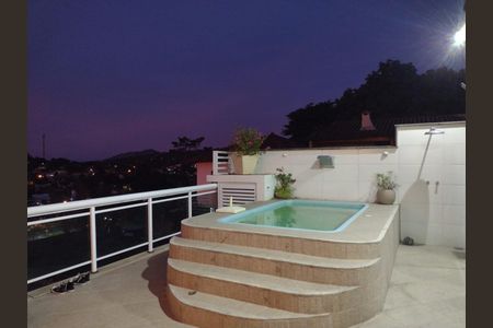 Casa de condomínio para alugar com 240m², 4 quartos e 4 vagasPiscina
