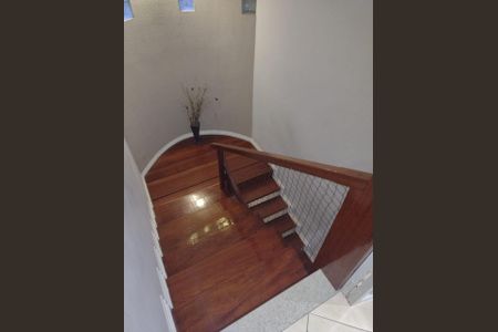 Casa de condomínio para alugar com 240m², 4 quartos e 4 vagasEscada