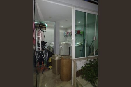 Casa de condomínio para alugar com 240m², 4 quartos e 4 vagasÁrea de Serviço